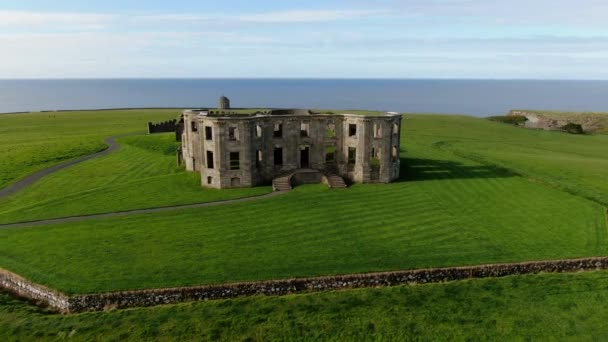 Légi Lövés Pályára Felett Downhill Kastély Mussenden Templom Írországban — Stock videók