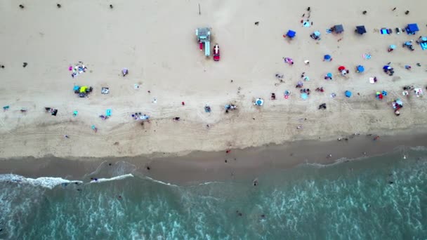 Вид Сверху Сверху Над Красочными Туристами Толпа Собралась Песчаному Пляжу — стоковое видео