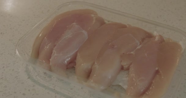 Κοντινό Πλάνο Pan Right Raw Chicken Έναν Πάγκο — Αρχείο Βίντεο