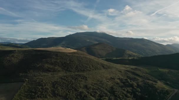 バスク地方の丘を飛び越える — ストック動画
