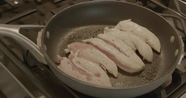 鍋で調理される鶏の右上のパンを閉じる — ストック動画