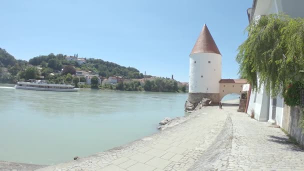 Flusskreuzfahrtschiff Passiert Schaiblingsturm Passau — Stockvideo