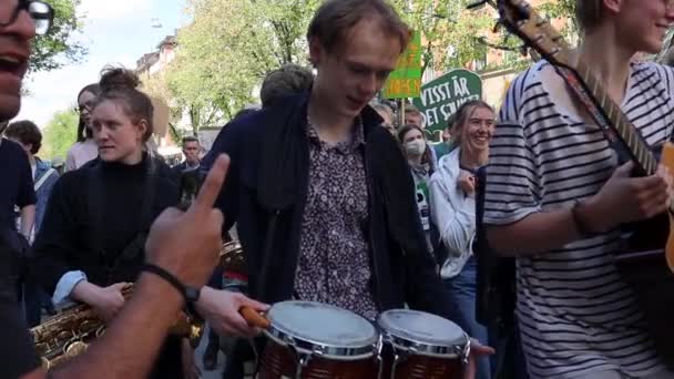 Jonge Muzikanten Marcheren Met Instrumenten Bij Klimaatprotest Slo — Stockvideo