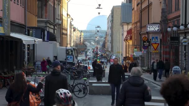 Грузовик Пересекает Оживленную Пешеходную Улицу Стокгольме — стоковое видео