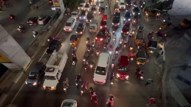 Через Переповнену Дорогу Багато Машин Велосипедів Малих Вантажівок Повільно Їдуть — стокове відео
