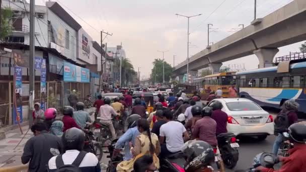 Trafikte Yavaş Hareket Eden Bazı Motosikletçiler Olmasına Rağmen Birçok Motorcu — Stok video