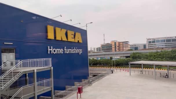 Ikea Çok Sayıda Aracın Geçtiği Yolun Yanındaki Mağazanın Önünde Sarı — Stok video
