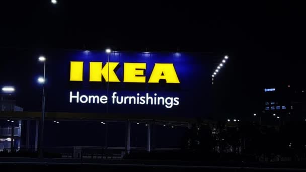 Billboard Před Silnicí Četnými Projíždějícími Auty Zobrazuje Značku Ikea — Stock video