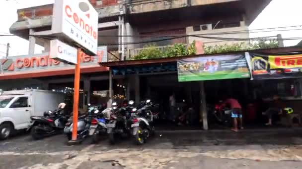 Pov Bali Endonezya Dükkan Cephelerinin Binaların Motosiklet Kullanan Insanların Yanından — Stok video