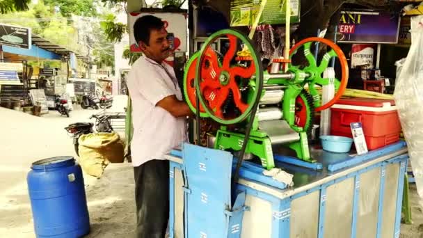 Hombre Utiliza Una Máquina Para Aplastar Caña Azúcar Para Producir — Vídeos de Stock