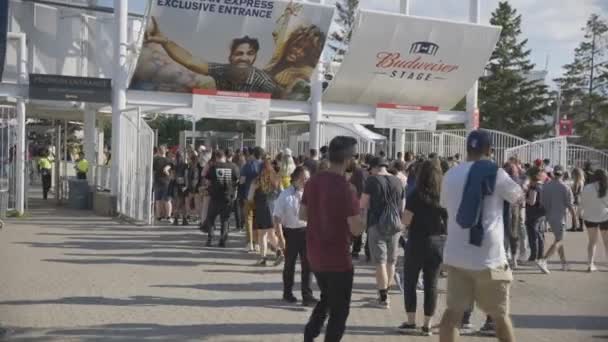 Fans Lines Entrance Budweiser Stage Daytime Watch Live Band Concert — Vídeo de stock