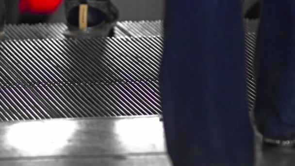 通勤者踏上通往地铁的电梯时的脚和腿 没有脸 — 图库视频影像