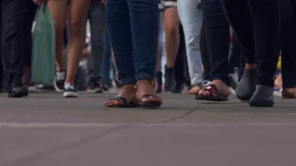 Upptagen Trottoar Stadsmiljö Fötter Och Ben Endast Slow Motion — Stockvideo