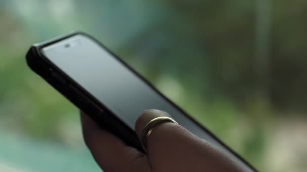 Close Van Een Blanke Vrouw Hand Vegen Een Smartphone — Stockvideo