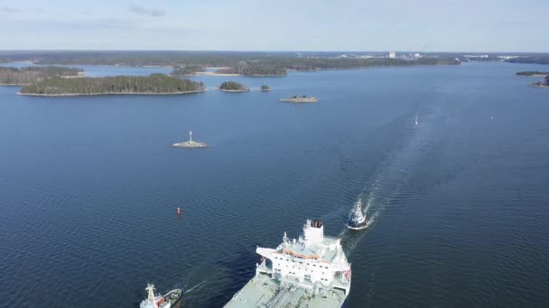 Embarcações Rebocador Acompanhando Grande Transportadora Petróleo Bruto Minerva Helen Através — Vídeo de Stock