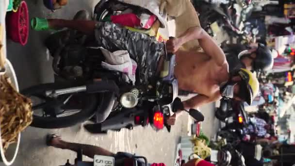 Mann Mit Gesichtsmaske Fährt Motorrad Mit Hund Auf Dem Rücken — Stockvideo