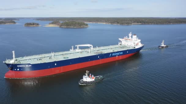 Embarcações Rebocador Acompanhando Grande Transportadora Petróleo Bruto Minerva Helen Através — Vídeo de Stock
