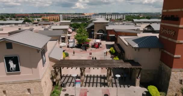 Rock Premium Outlets Main Entrance Summer Day Aerial Drone Pull — Stock Video