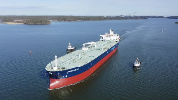 拖船护送大型原油运输船Minerva Helen通过狭窄的芬兰群岛航道 船只在干船坞上油漆 空中景观 — 图库视频影像