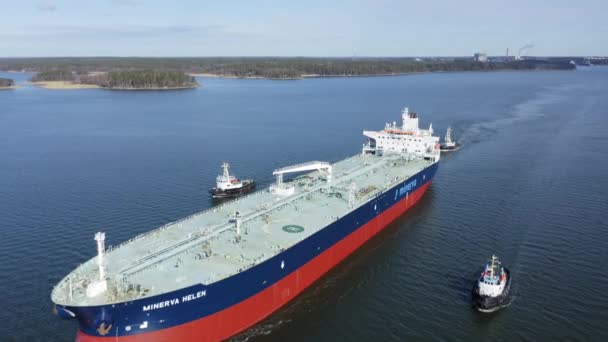 拖船护送大型原油运输船Minerva Helen通过狭窄的芬兰群岛航道 船只在干船坞上油漆 空中景观 — 图库视频影像