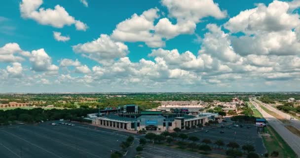 德州阳光明媚的夏天 用4K无人驾驶飞机推进圆石快车戴尔钻石棒球场的空翻 — 图库视频影像