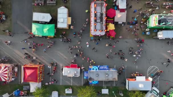 Gente Feria Estatal Disfruta Juegos Azar Aérea Arriba Hacia Abajo — Vídeos de Stock