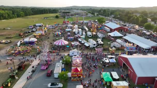 Die Menschen Genießen Das Volksfest Luftaufnahme Von Spielen Und Essensverkäufern — Stockvideo