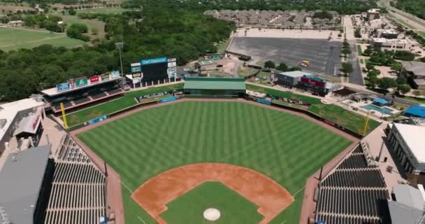 德克萨斯州阳光明媚的夏天 戴尔钻石棒球场空中无人驾驶飞机与4K无人驾驶飞机在高空滑行 — 图库视频影像