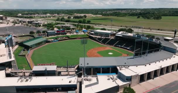 德克萨斯州阳光明媚的夏天 戴尔钻石棒球场空中无人驾驶飞机与4K无人驾驶飞机环绕外野飞行 — 图库视频影像