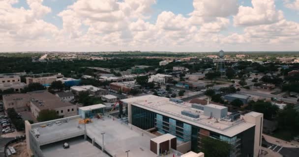 Downtown Rock Texas Drohne Zieht Einem Sonnigen Sommertag Über Gebäude — Stockvideo