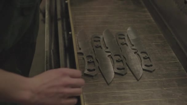 Askeri Bıçakların Paslanmaz Çelik Kalıplarını Sıralamak Sanayi Sürecinde Zımparalama Parlatmaya — Stok video