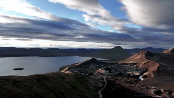 Voando Sobre Stutur Cratera Vulcânica Landmannalaugar Fjallabak Highlands Islandês Tiro — Vídeo de Stock