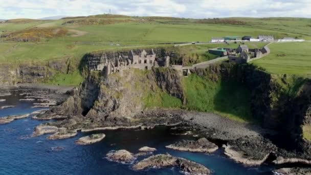 Φανταστική Εναέρια Λήψη Πάνω Από Κάστρο Dunluce Στην Ιρλανδία Σκηνικό — Αρχείο Βίντεο