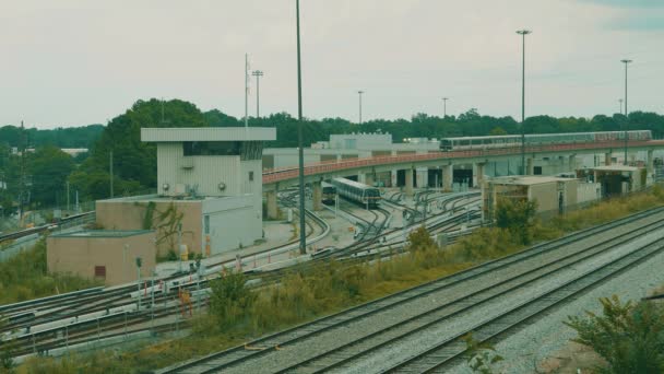 曇りの日に駅を通過する列車 — ストック動画