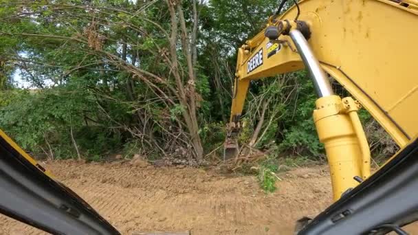 Pov Arazi Geliştirme Alanındaki Çitlerden Ağaçları Nazikçe Kaldırmak Için Dar — Stok video