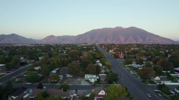 ユタ州のワサッチ山脈があるスペインフォークシティの郊外の街 空中確立 — ストック動画