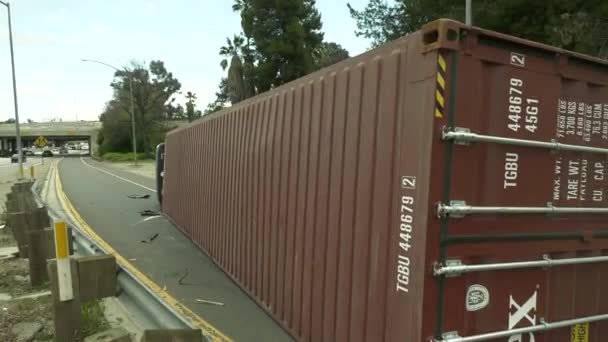 Grote Semi Truck Omgevallen Snelweg — Stockvideo