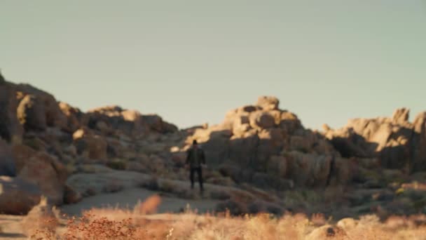 Hombre Robusto Camina Desde Rocas Rocosas Alabama Hills Enfoque Primer — Vídeos de Stock