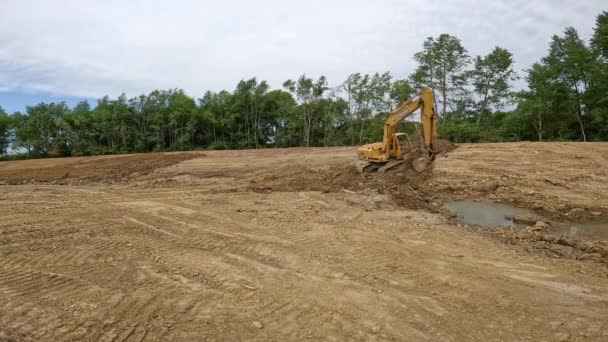 Powerful Hydraulic Excavator Moving Dirt Bottom Slope Top Side Bank — Stock Video