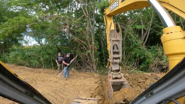 Pov Del Operador Excavadora Hidráulica Cuchara Saca Una Carga Tierra — Vídeos de Stock