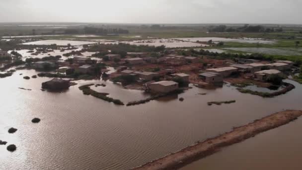 Dron Aéreo Girando Sobre Casas Pueblo Sumergidas Por Graves Inundaciones — Vídeos de Stock