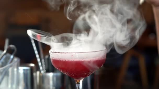 Smoke Bubble Cocktail Skiva Citron Faller Inuti Cocktail Röd Kopp — Stockvideo