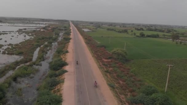 Drone Aéreo Disparado Sobre Estrada Principal Com Lado Esquerdo Terras — Vídeo de Stock