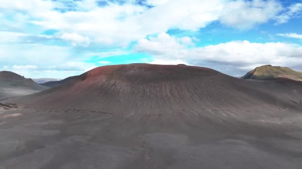 Drónemelkedés Vulkáni Kráter Mellett Napfényben Izland Felföldjein Légi Felemelkedés — Stock videók