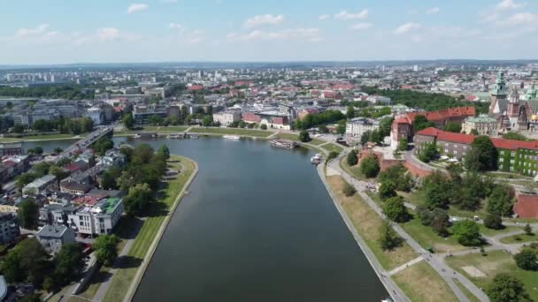 波兰文化之都克拉科夫市中心附近威萨维斯瓦河的天桥 拥有中世纪和文艺复兴时期的建筑 桥梁和汽车 大学和世博会 — 图库视频影像