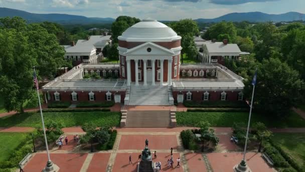 Americká Vlajka Uva Rotunda University Virginia Stoupající Letecké Odhalit Areálu — Stock video