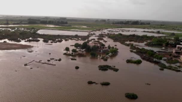 Drone Aéreo Para Frente Tiro Movimento Sobre Casa Aldeia Submersa — Vídeo de Stock