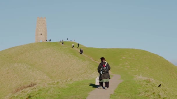 Establecimiento Vista Glastonbury Tor Torre Puntos Interés Turístico Con Los — Vídeo de stock