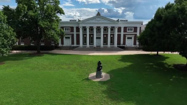トーマス ジェファーソン像はUvaのキャンパスの敷地内にある バージニア大学は有名な公共ツタ機関です — ストック動画