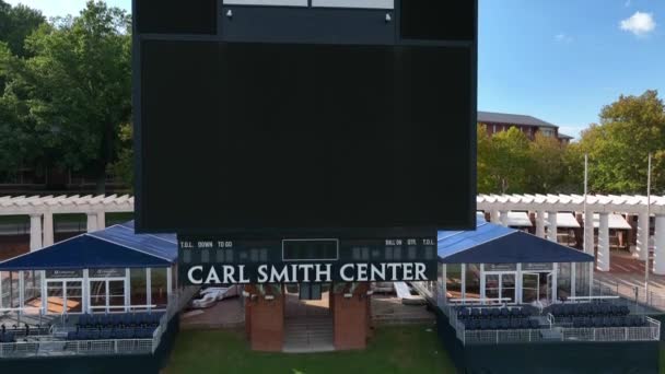 버지니아 대학교 미식축구 경기장에 스미스 스코어 보드입니다 상승하는 — 비디오